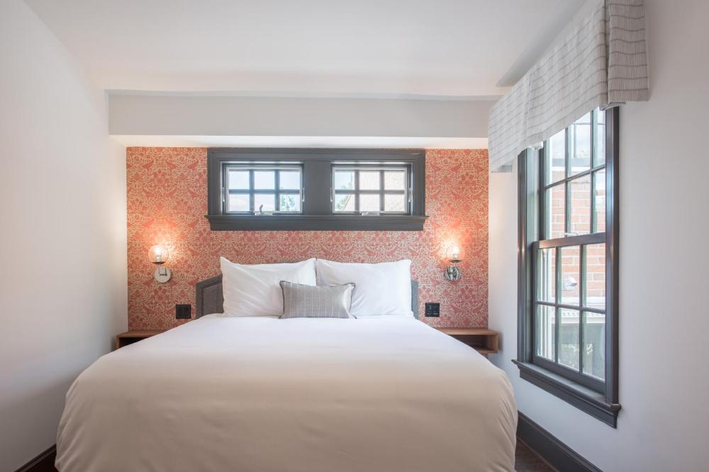 Deluxe Queen Room interior
